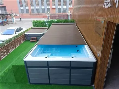 یک آلو. روکش تخته ای برای استخر